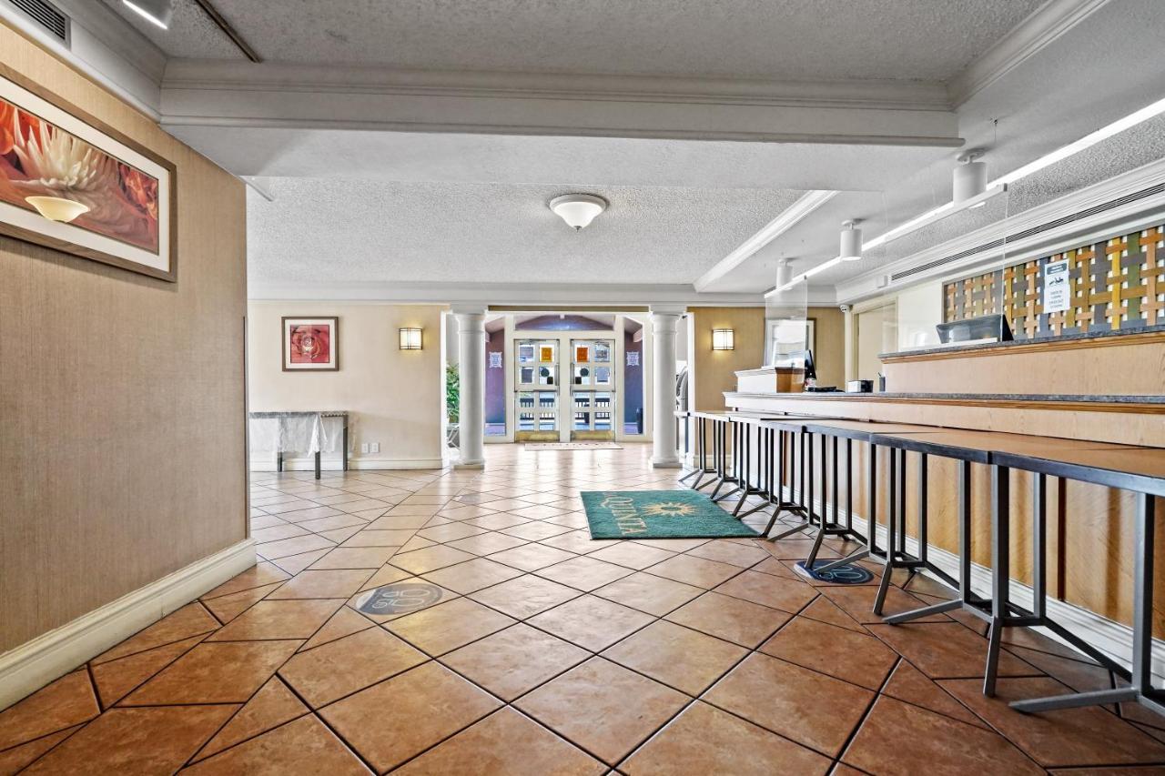 La Quinta Inn By Wyndham Costa Mesa Orange County Exterior photo