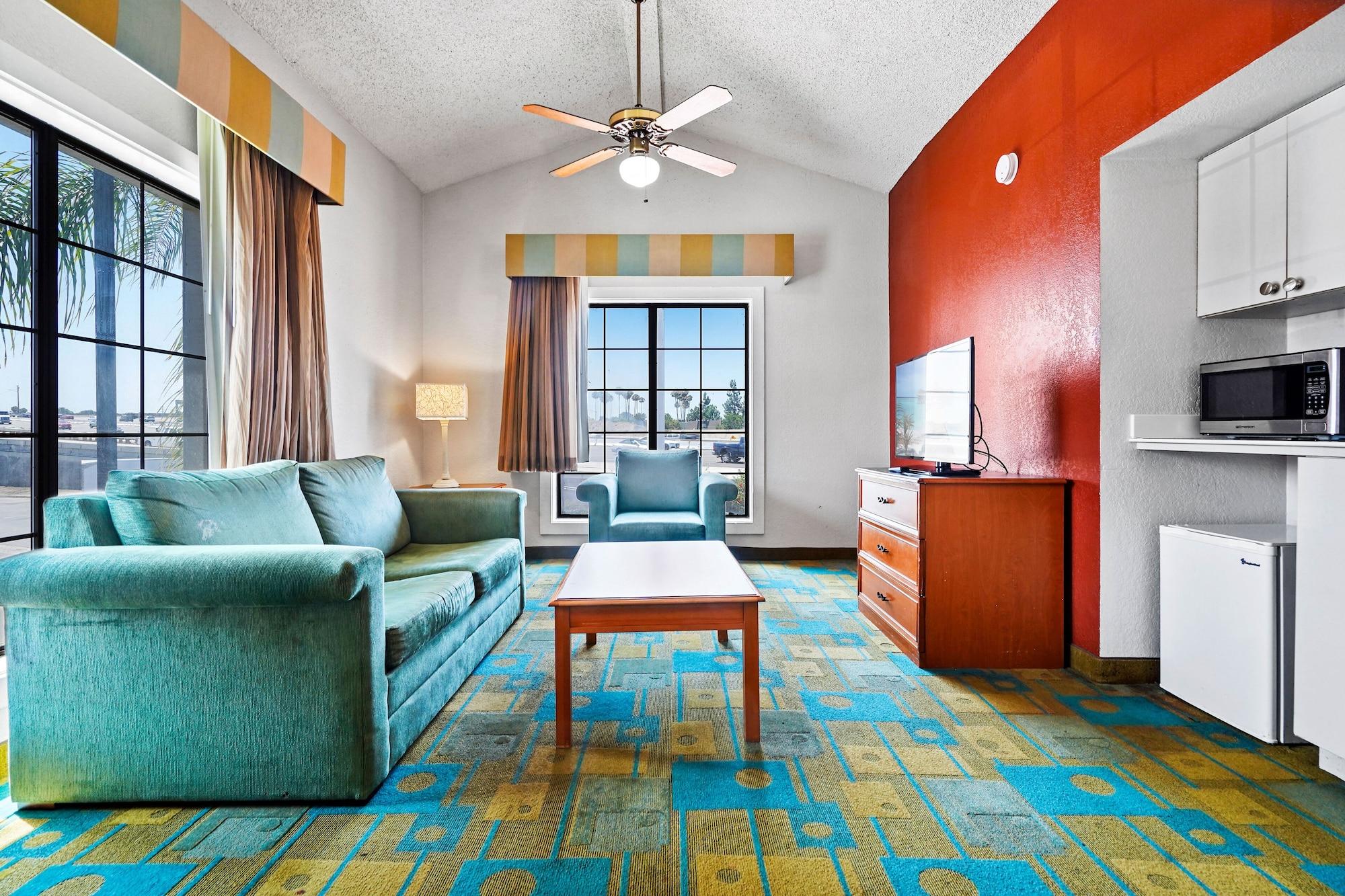 La Quinta Inn By Wyndham Costa Mesa Orange County Exterior photo